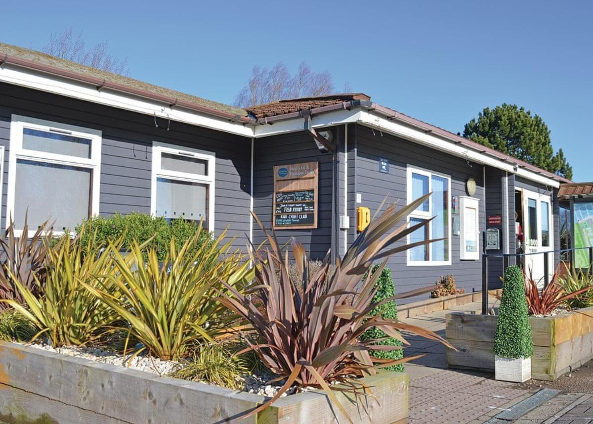 Broadlands Park And Marina Hotel Pakefield Exterior photo