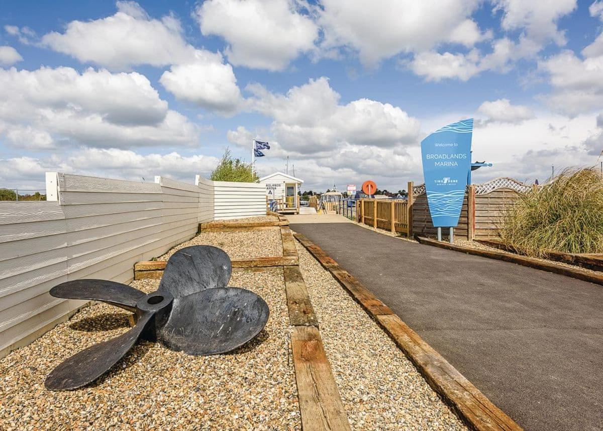 Broadlands Park And Marina Hotel Pakefield Exterior photo
