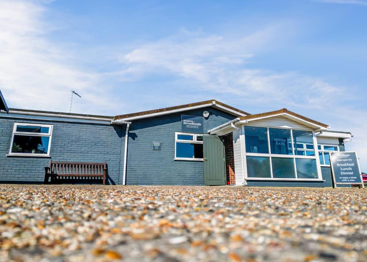 Broadlands Park And Marina Hotel Pakefield Exterior photo