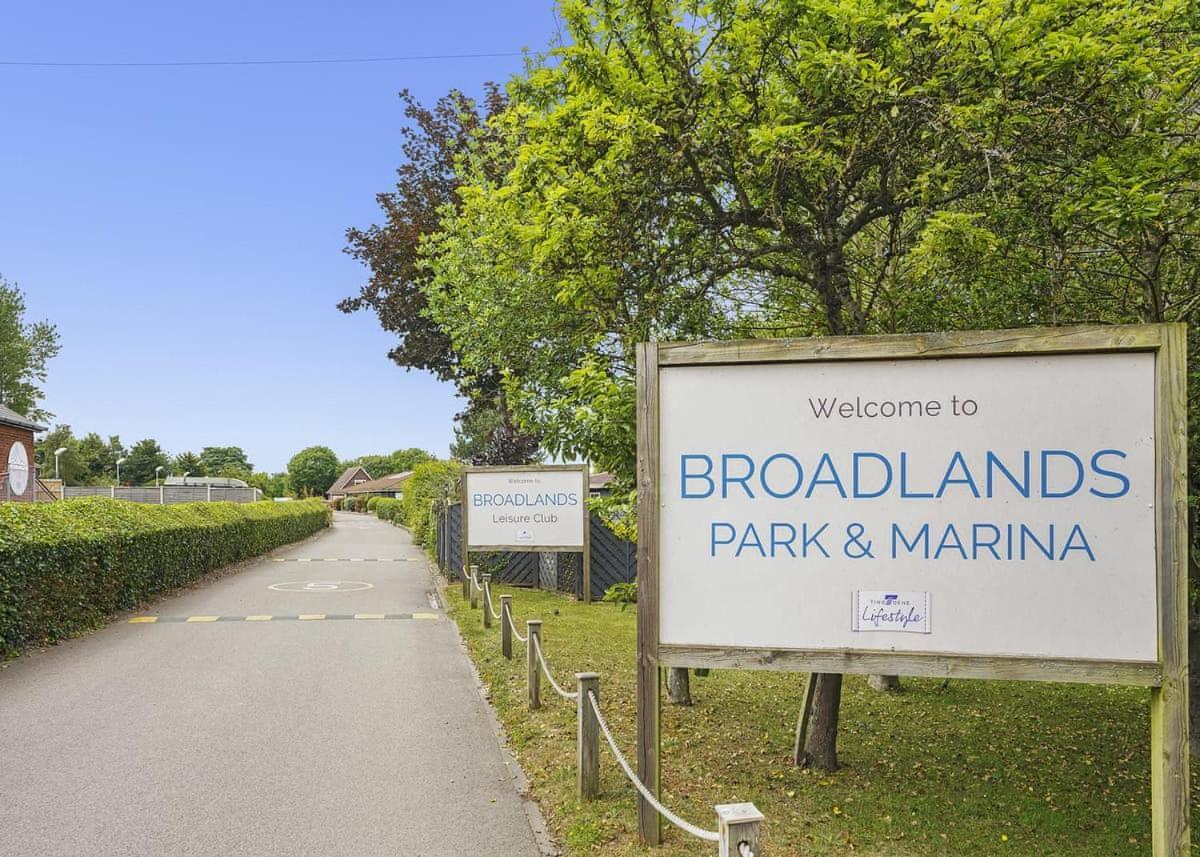 Broadlands Park And Marina Hotel Pakefield Exterior photo