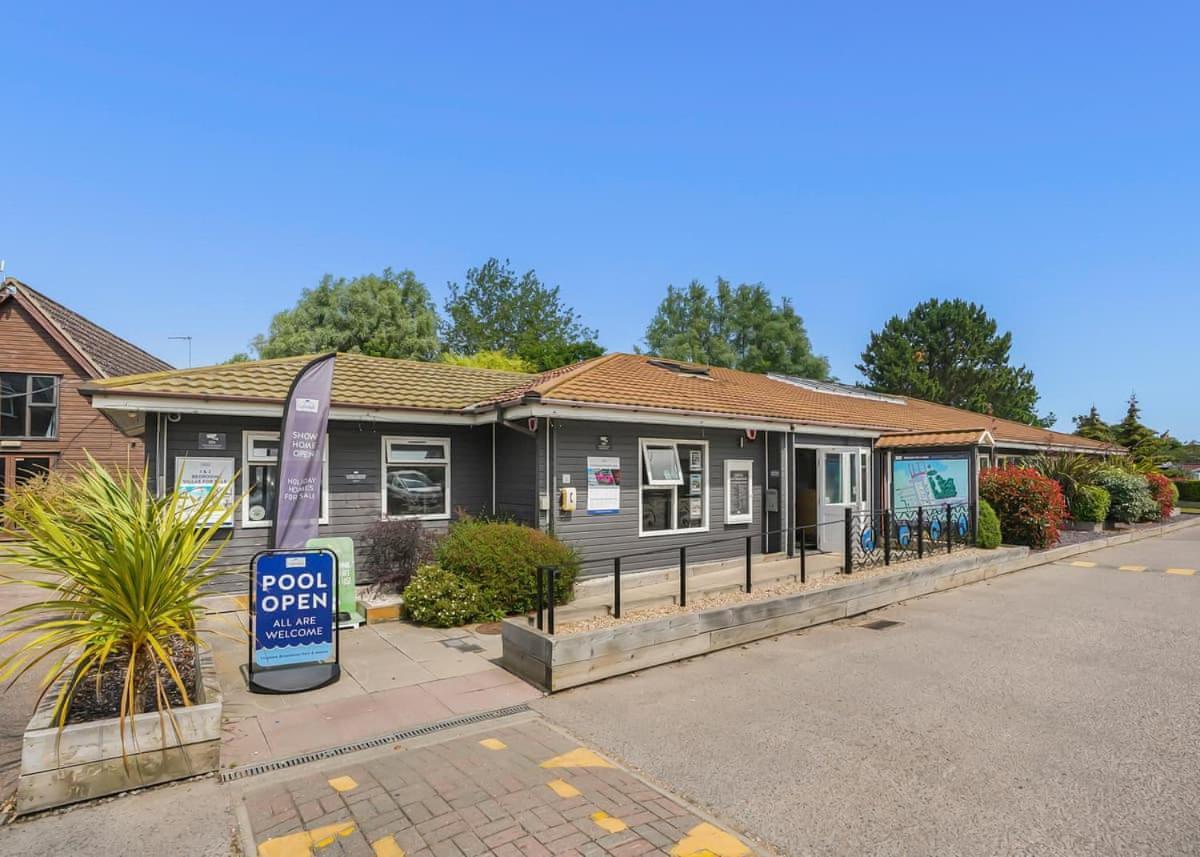 Broadlands Park And Marina Hotel Pakefield Exterior photo